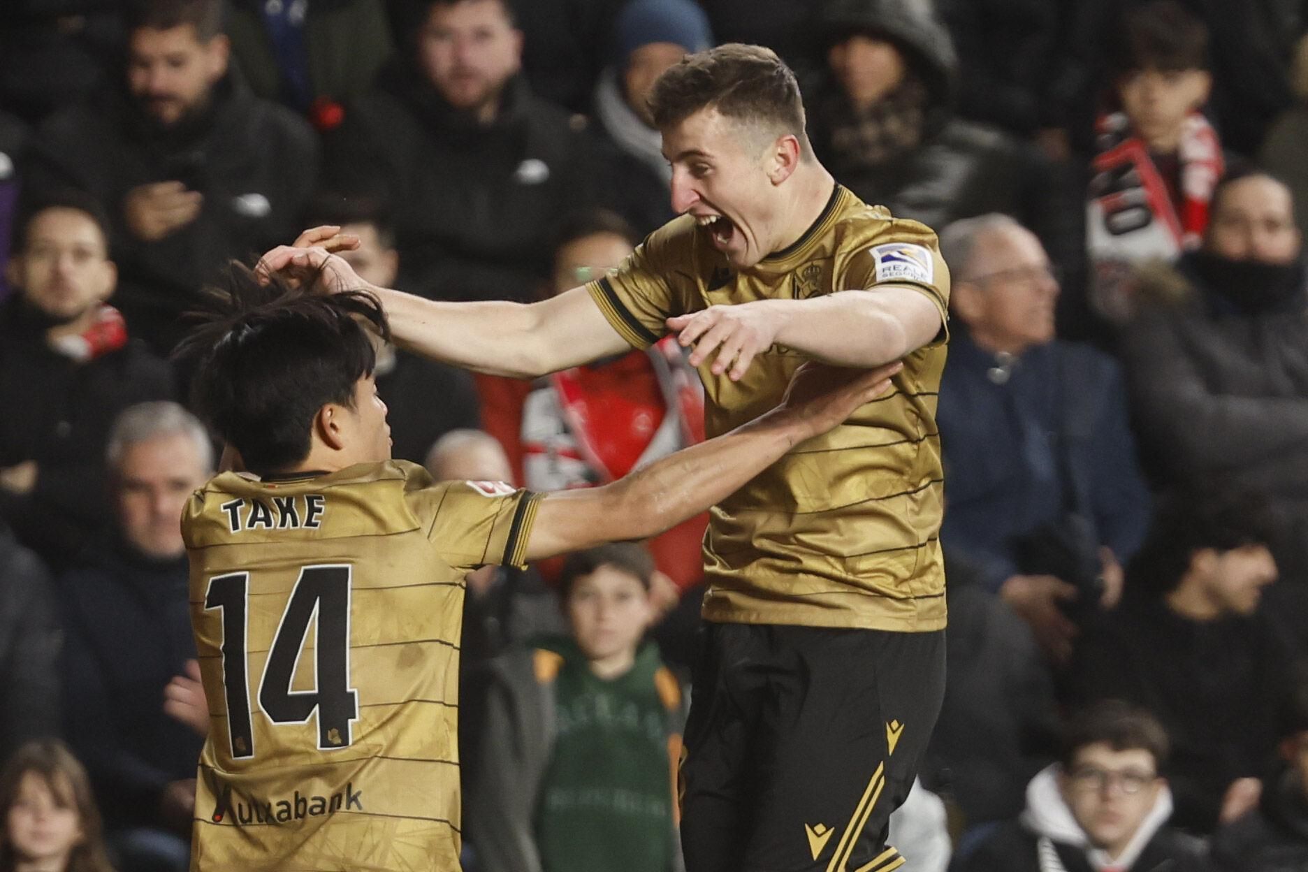 MADRID, 16/03/2025.- Los jugadores de la Real Sociedad, el japonés Takefusa Kubo (i) y Arkaitz Mariezkurrena, celebran el segundo gol del equipo donostiarra durante el encuentro correspondiente a la jornada 28 de Laliga EA Sports que disputan hoy domingo Rayo y Real Sociedad en el estadio de Vallecas, en Madrid. EFE / Sergio Perez.