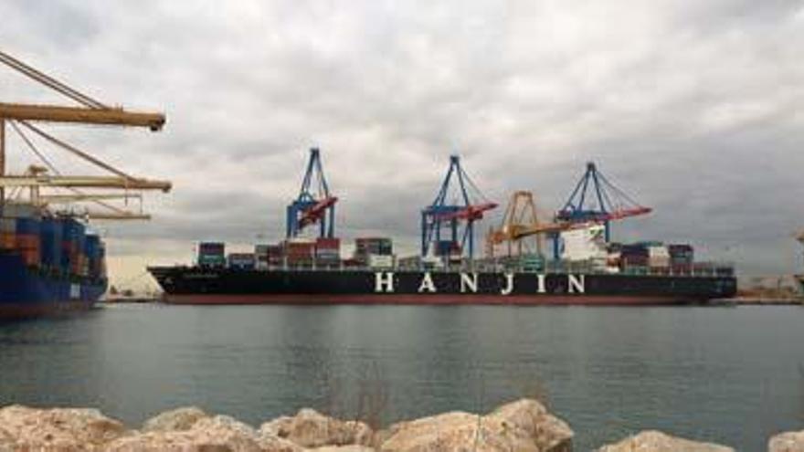 El «Hanjin Bosal», ayer, en la terminal de Noatum del puerto de Valencia.
