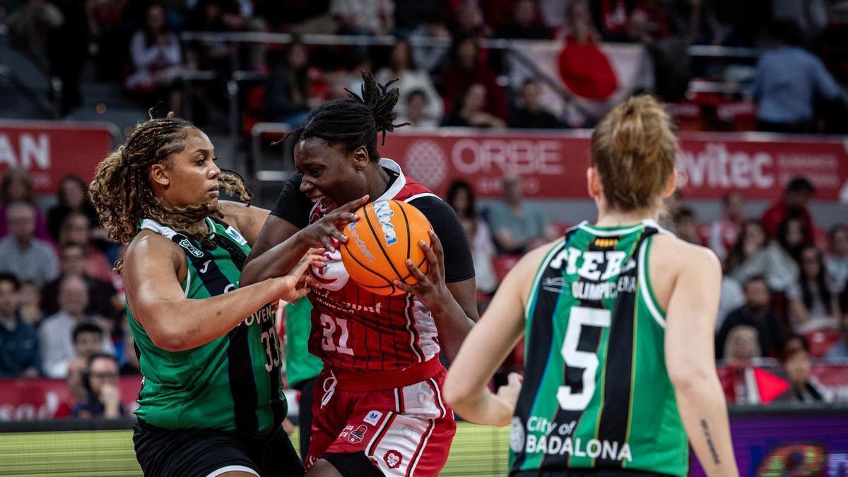 Gueye, defendida por las jugadoras del Joventut durante el choque en el Felipe