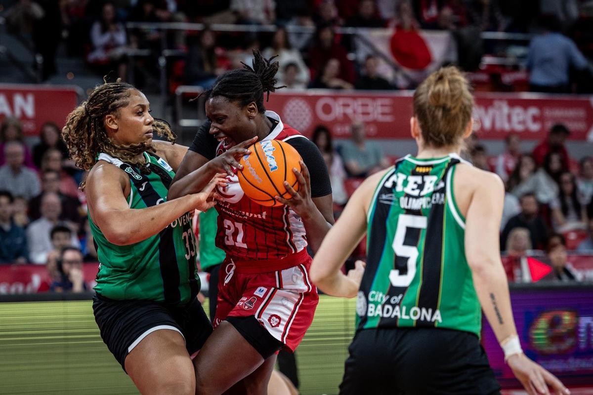 Gueye, defendida por las jugadoras del Joventut durante el choque en el Felipe