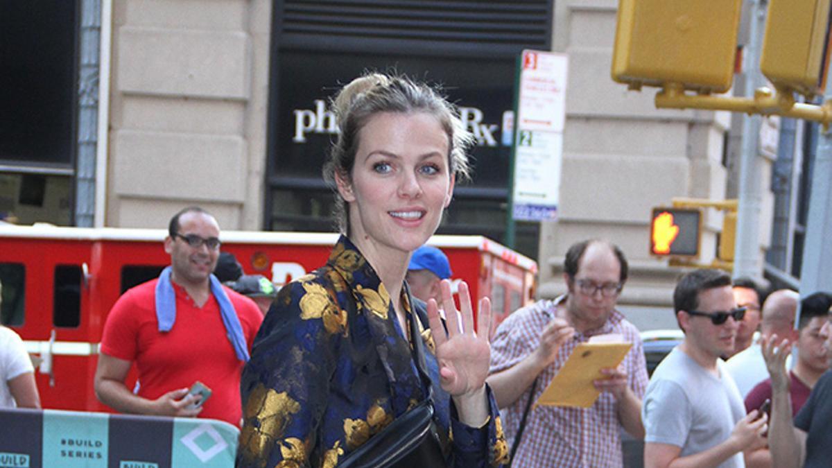 Brooklyn Decker con traje floral de Zara