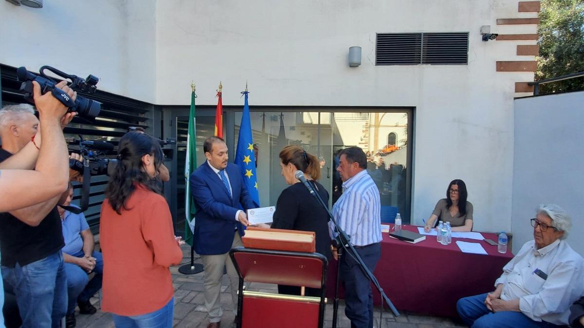 El alcalde de Adamuz entrega una placa de recuerdo a los padres del cabo Miguel Ángel Jiménez Andújar.