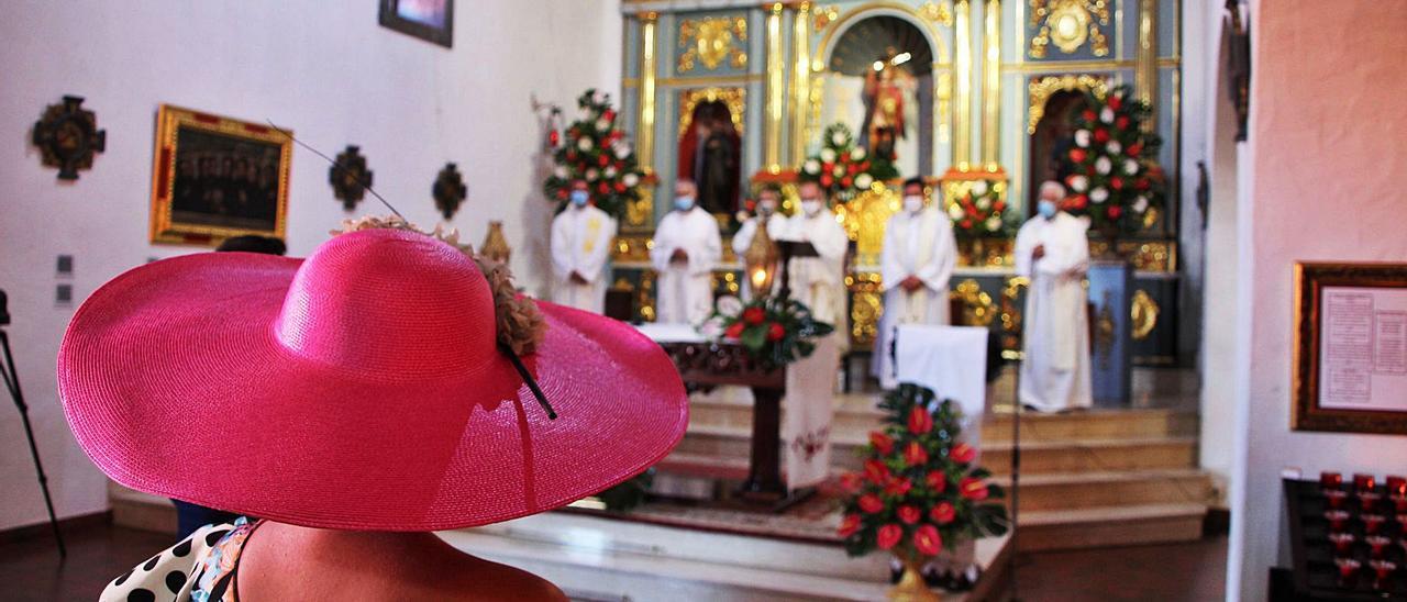 Un momento de la misa de ayer por el día del patrón de La Palma, San Miguel, en la iglesia de Tazacorte. | |