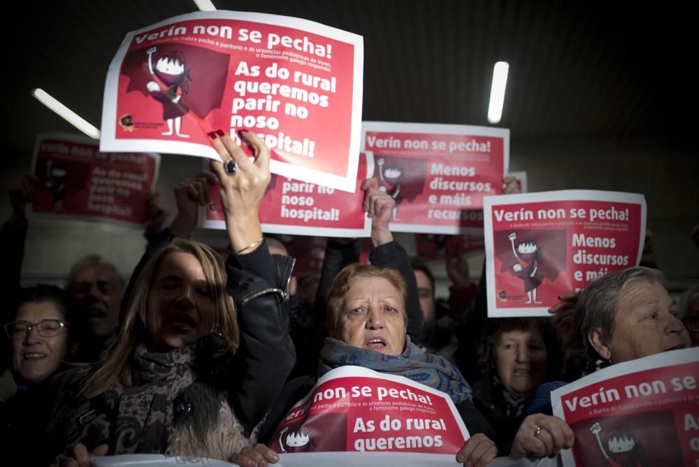 Concentración ciudadana en Ourense en protesta por el cierre del paritorio del hospital de Verín.