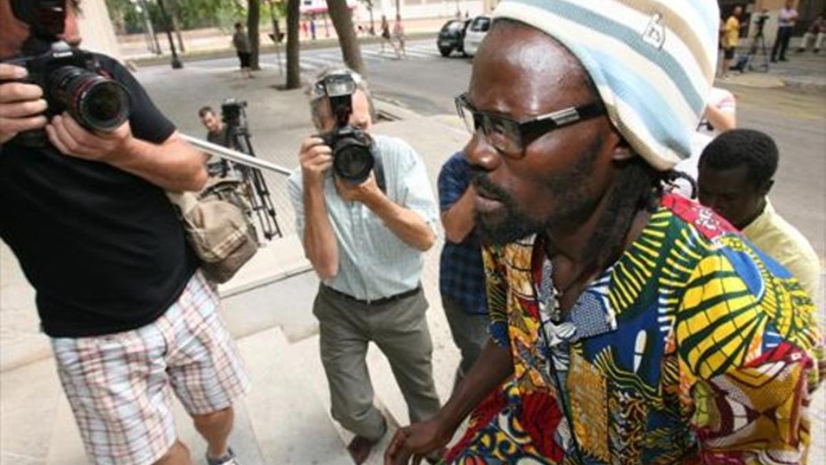 Babacar Ka, compañero del mantero fallecido, ayer, a su llegada al juzgado de Tarragona.