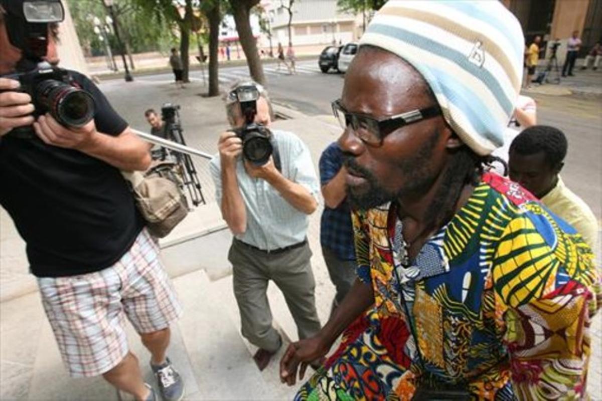 Babacar Ka, company del manter mort, ahir, a l’arribar al jutjat de Tarragona. Babacar Ka, company del manter mort, ahir, a l’arribar al jutjat de Tarragona.