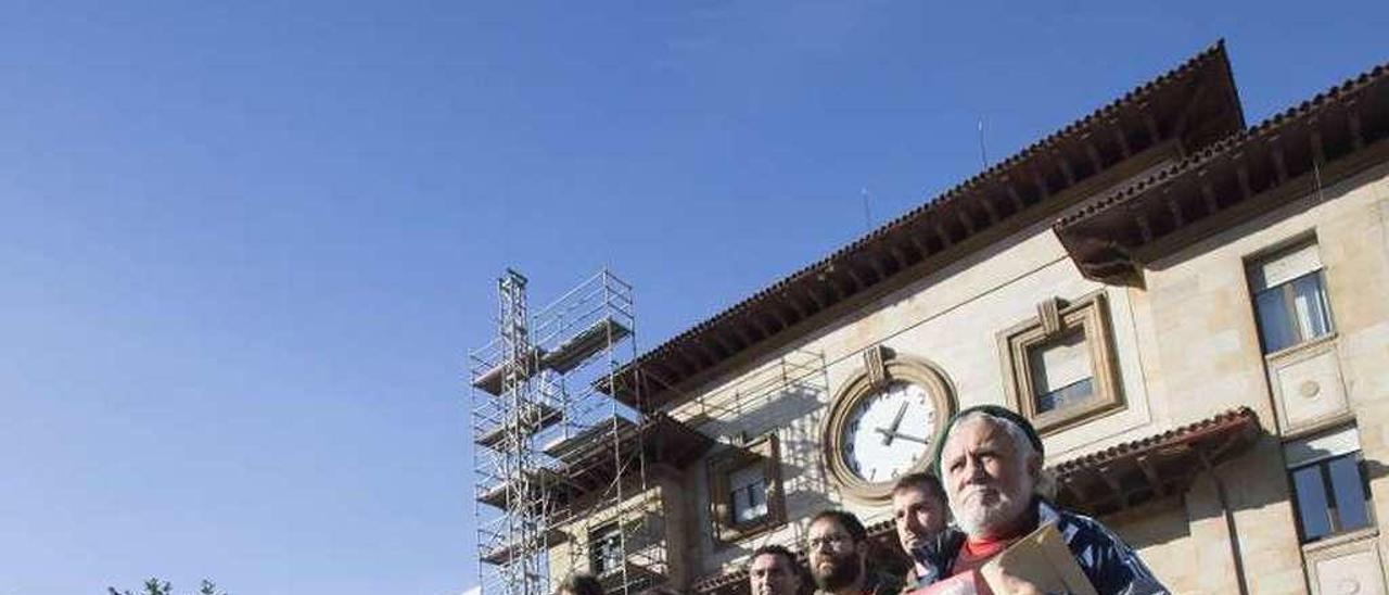 Representantes de los colectivos convocantes de la protesta, ayer, ante la estación de Oviedo.