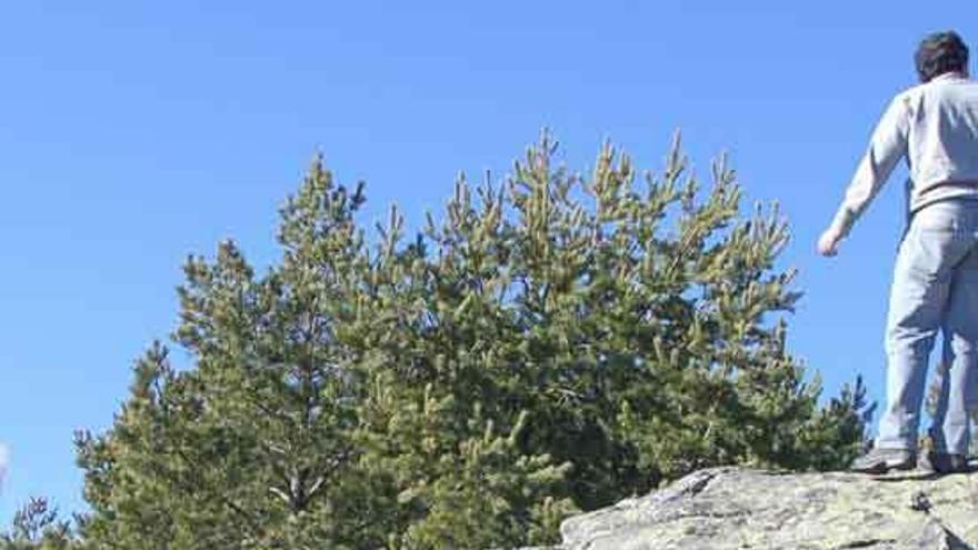 Un grupo de personas en el límite de los montes de Escuredo.