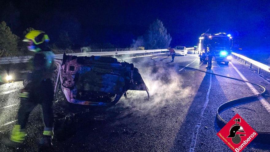 Caos en la CV-80: un coche termina volcado y en llamas tras un choque en Biar