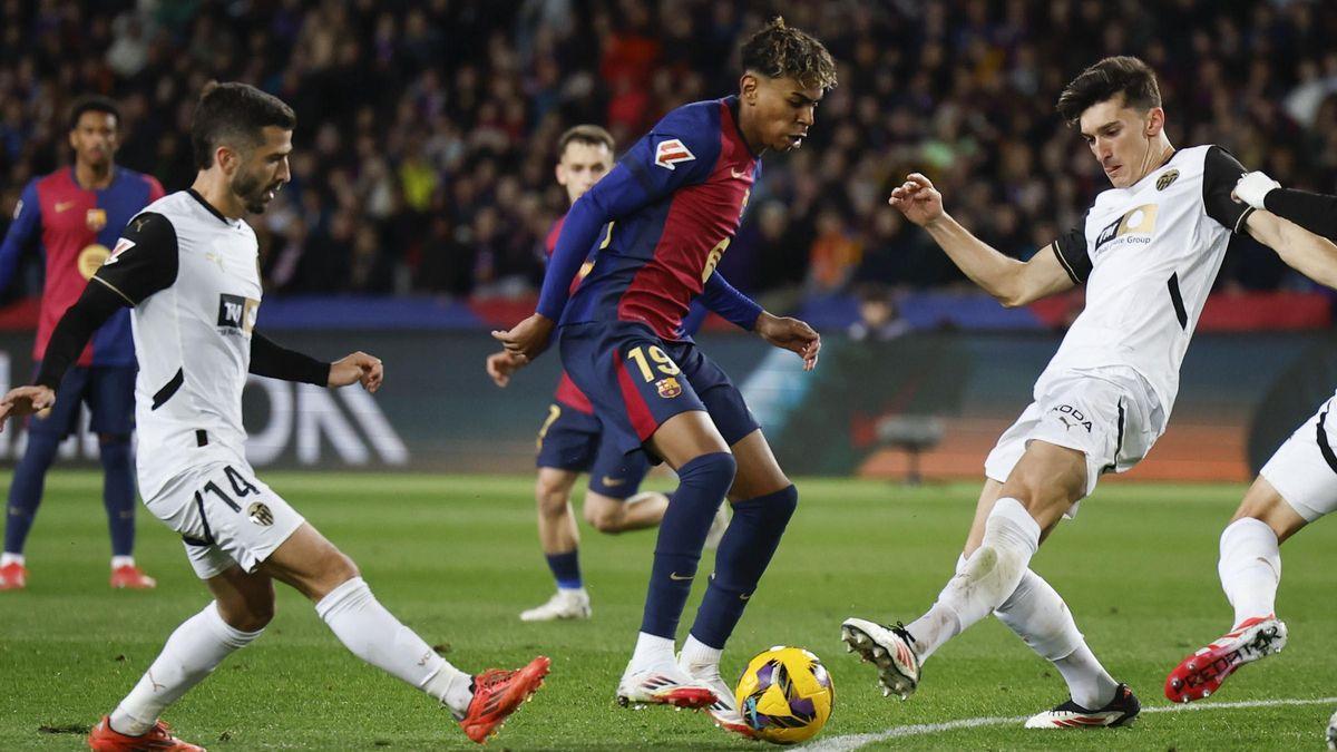BARCELONA, 26/01/2025.- El delantero del FC Barcelona Lamine Yamal (c) intenta escaparse de los jugadores del Valencia, durante el partido de la jornada 21 de LaLiga entre el FC Barcelona y el Valencia CF, este domingo en el Estadi OlÃ­mpic LluÃ­s Companys. EFE/Alberto EstÃ©vez