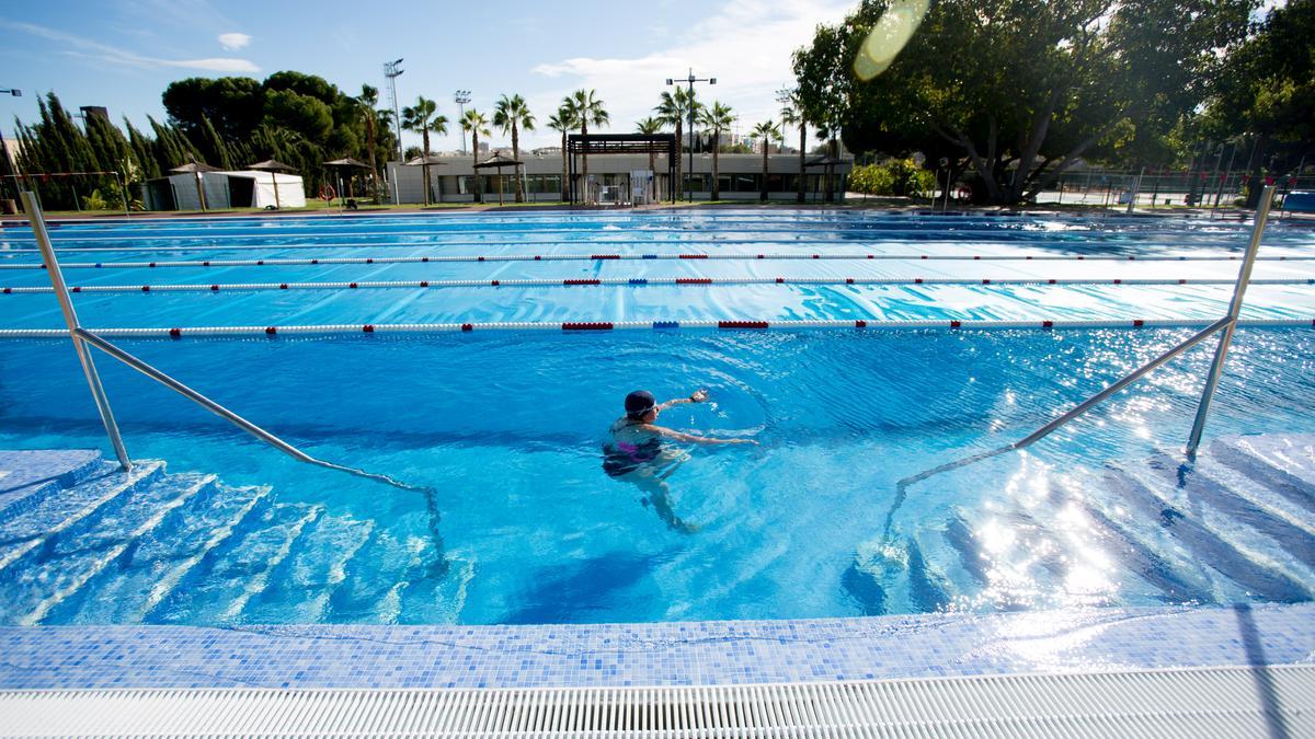 La temperatura del agua entre 27 y 28 grados hace posible este «sueño» con total confort. / José Navarro