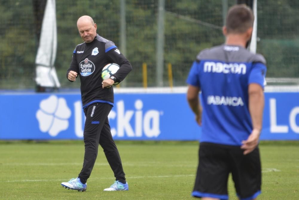 El internacional suizo se ha reincorporado este martes a los entrenamientos del Deportivo para preparar el partido ante la Real Sociedad.