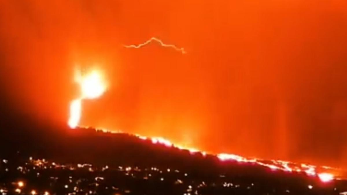 Así se ven los rayos volcánicos en el volcán de La Palma