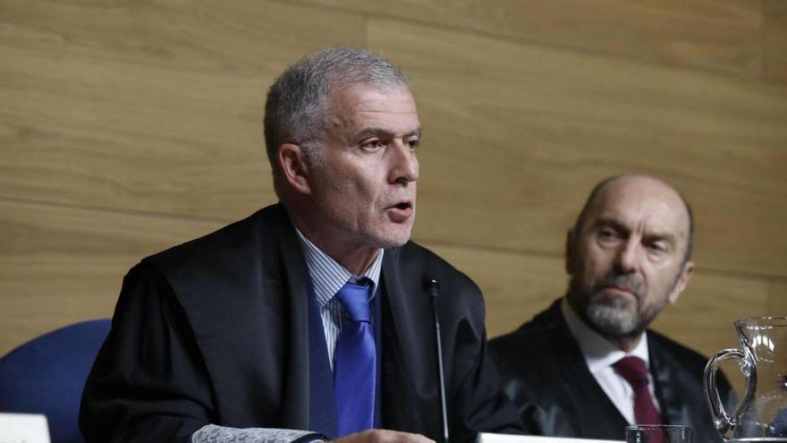 Miguel Ángel Presno Linera, durante su discurso, junto al presidente de la Junta, Juan Cofiño.