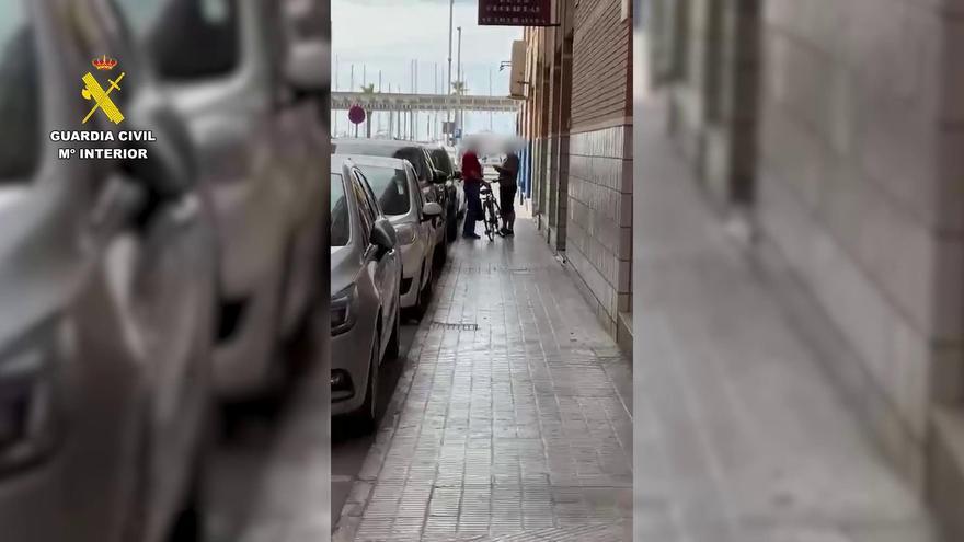 Un guardia civil evita un robo a un extranjero por tres cogoteros en Santa Pola y logra arrestar al autor