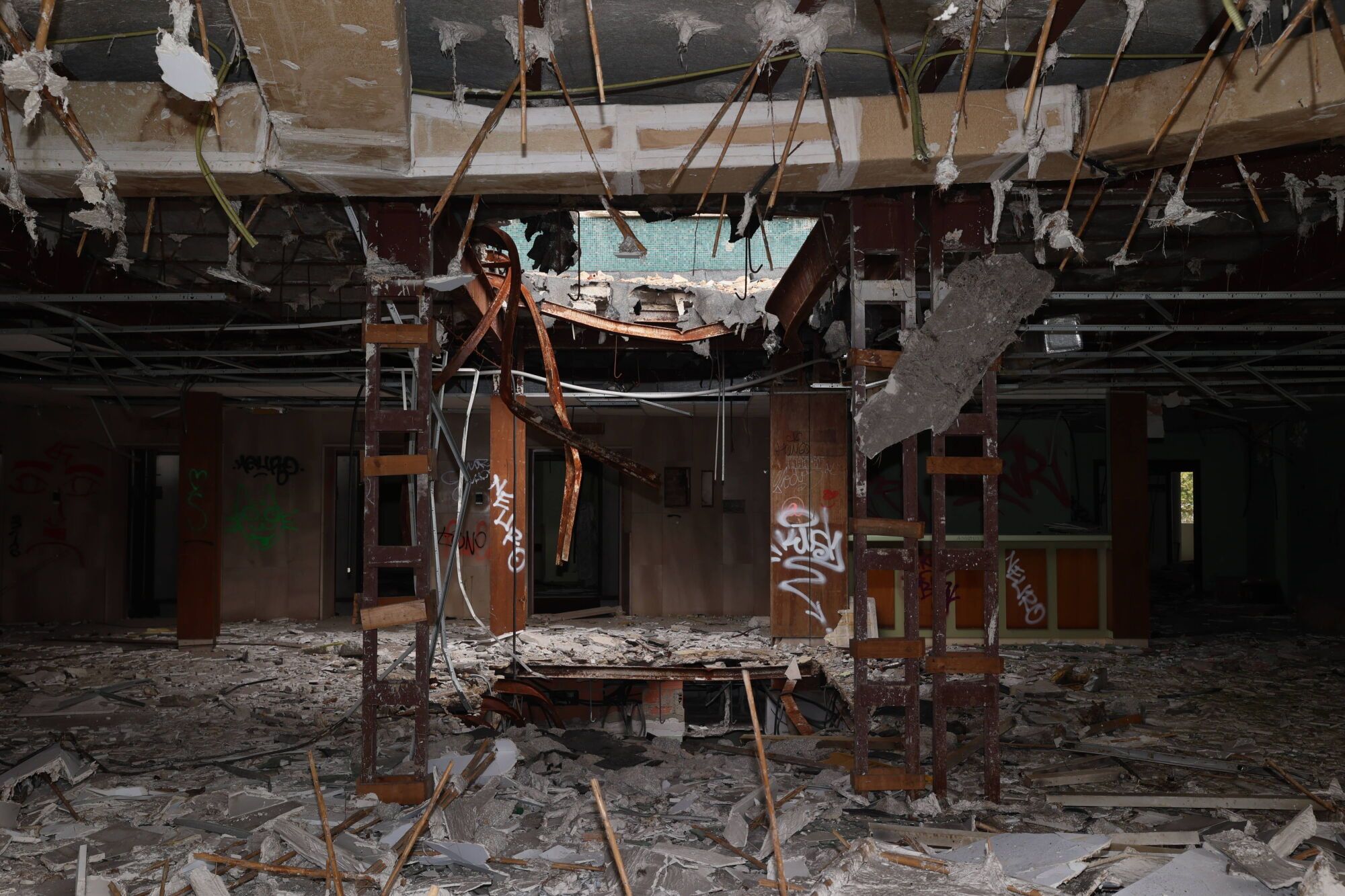 Viejo HUCA. Recorrido por cómo está el viejo hospital.