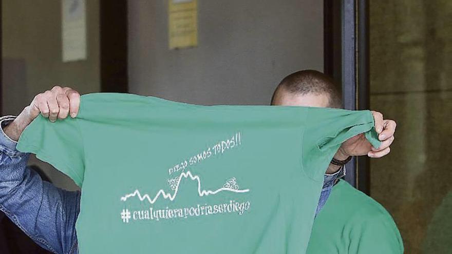 Allegados del ciclista herido, con camisetas en homenaje al joven, este pasado lunes, en el primer día del juicio.