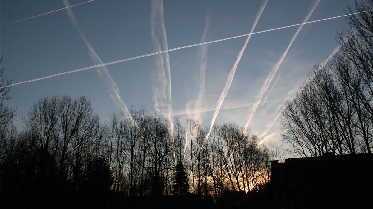 Las estelas de los aviones son, según otra teoría de la conspiración, sirven para fumigarnos.