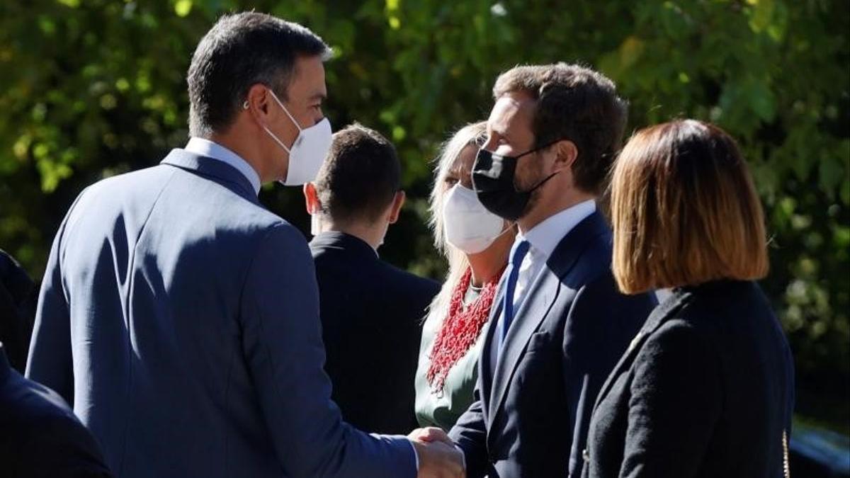 El presidente del Gobierno, Pedro Sánchez, saluda al líder del PP, Pablo Casado.