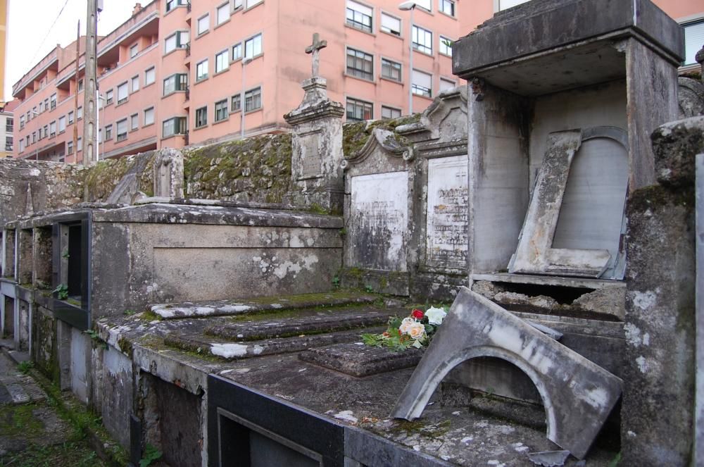 El cementerio de Os Eidos languidece