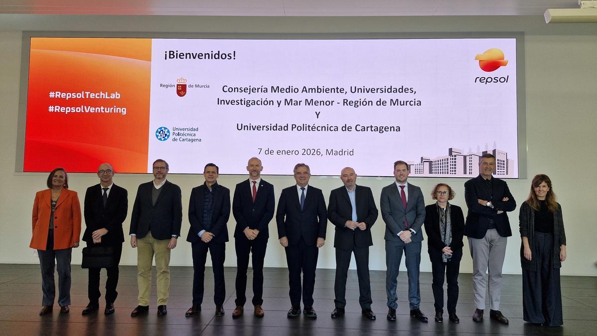 El consejero Juan María Vázquez, junto a altos cargos de Repsol y la UPCT, en el ‘Technology Lab’ de Repsol en Madrid