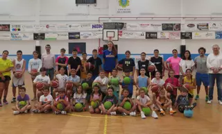 El baloncesto une a 50 niños y niñas de A Laracha