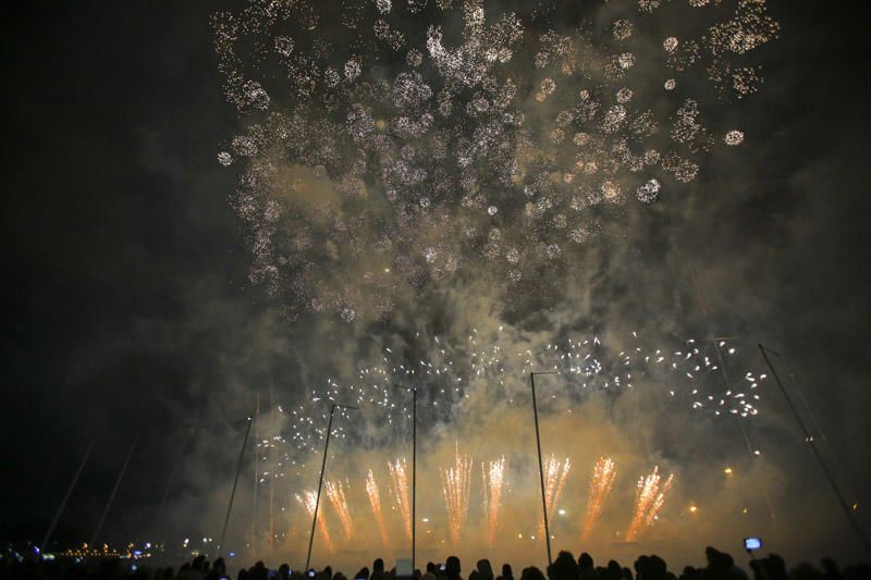 Mascletà Vertical nocturna en La Marina de València