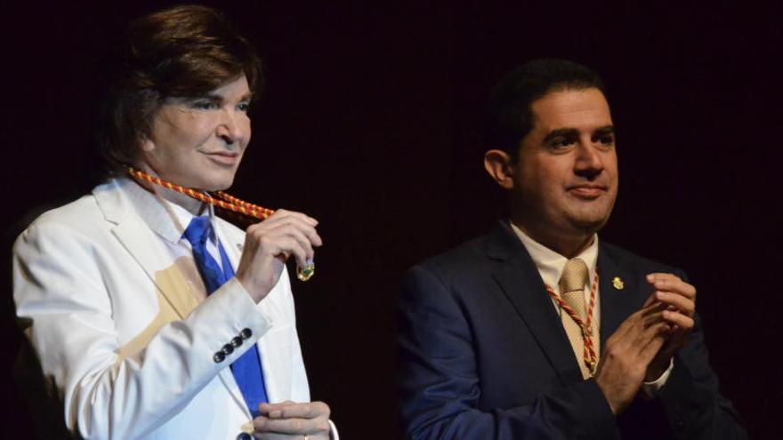 Camilo Seso, junto al alcalde, en el acto de entrega de la Medalla de Oro de Alcoy