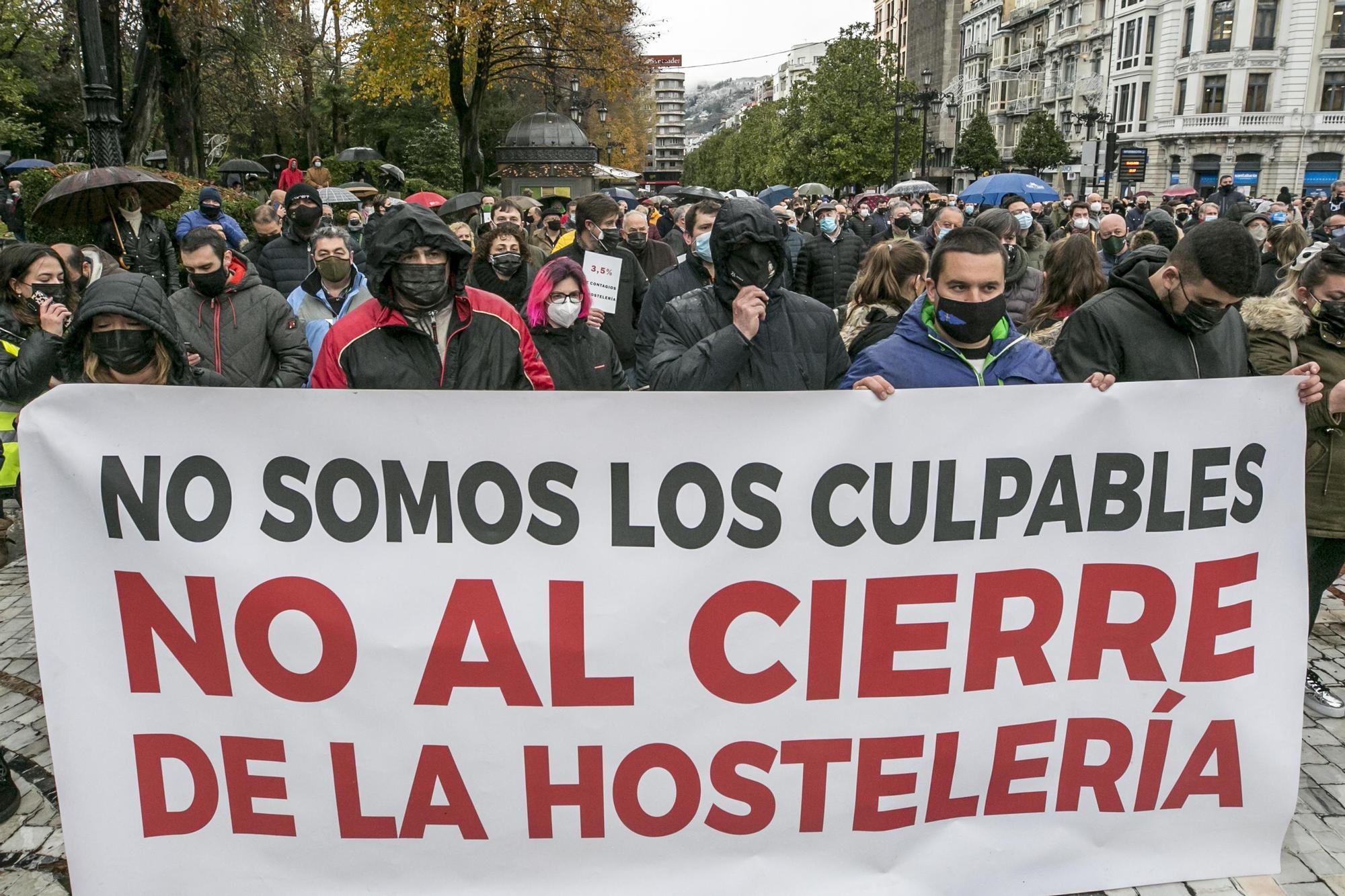 La hostelería toma las calles y exige "no perder las cenas de diciembre"