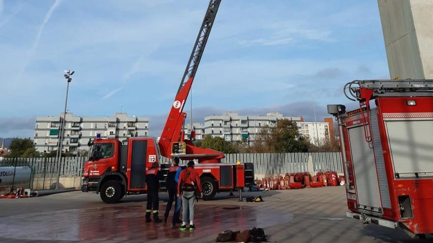 Uno de los aspirantes sube los 30 metros de escala.