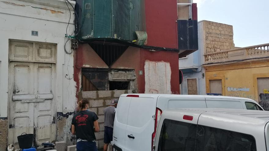 Tapiado de vivienda en la calle Andamana, 6 en La Isleta (26/08/2021)