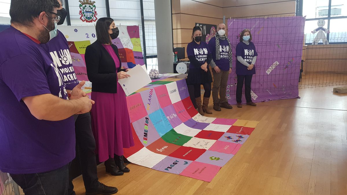 La alcaldesa, leyendo el manifiesto junto a integrantes del gobierno local.