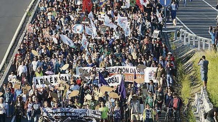 Dos mil personas protestan contra Ence