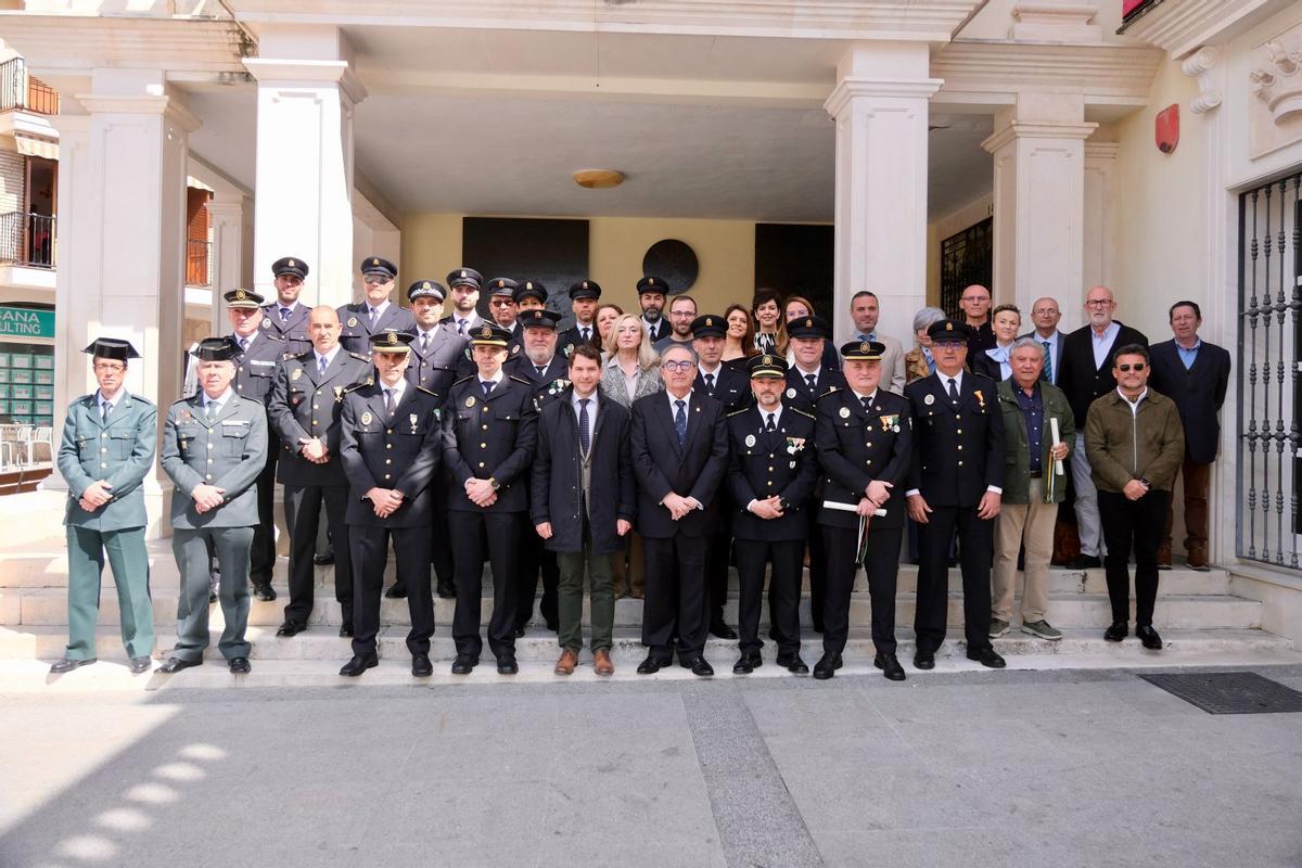 Foto de familia a las puertas del Ayuntamiento de Cabra.