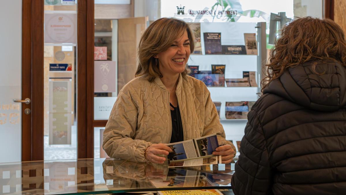 La concejal de Turismo de Ontinyent, Mª José Alhambra, en la TouristInfo