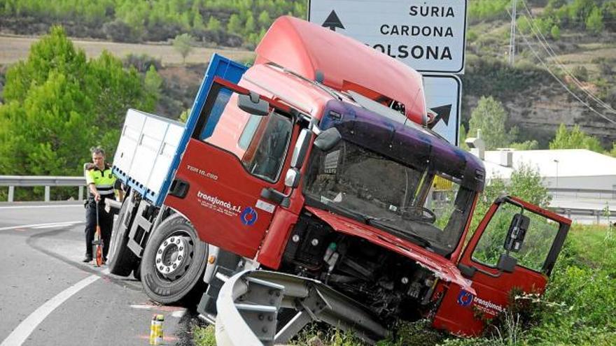 Estat en què va quedar el camió després de creuar la calçada i impactar amb la tanca lateral de seguretat