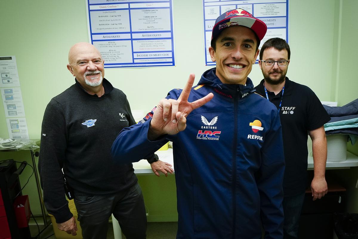 Marc Márquez celebra hoy el OK de los médicos en la clínica del circuito de Le Mans.