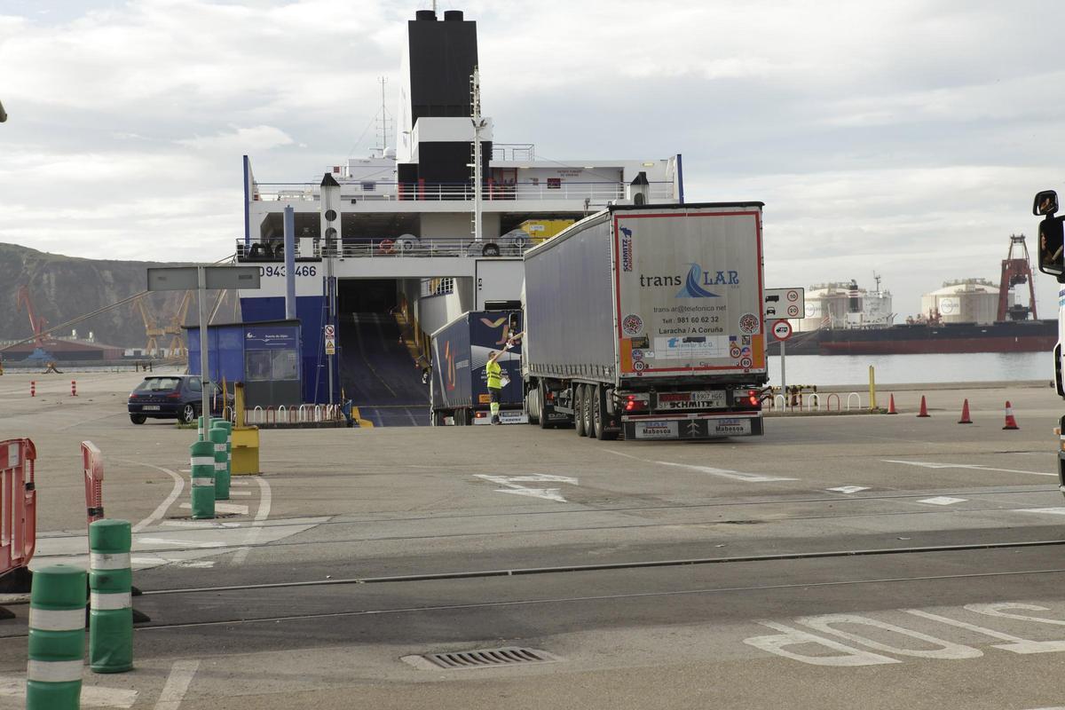 Camiones entrando en el ferry de la autopista del mar, en 2014.