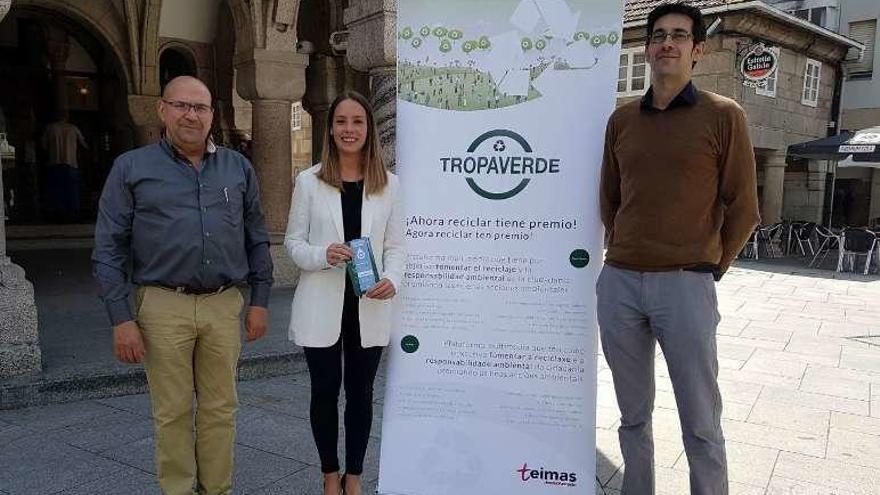 Márquez, Morán y Vila, ayer, frente a la Casa do Concello. // FdV