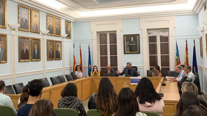 El alcalde de Crevillent, con los jóvenes que se beneficiarán de la contratación