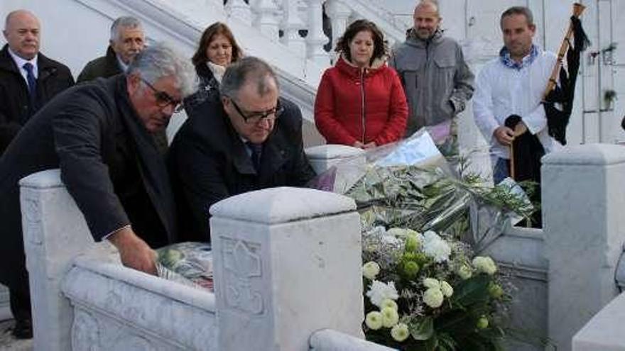 El director del instituto, José Ignacio Nieto, y el Alcalde hacen la ofrenda floral en la tumba del Nobel. Al fondo, por la izquierda, el concejal de Cultura, Gumersindo Cuervo; el sobrino nieto de Severo Ochoa Joaquín Morilla; la directora de la biblioteca de Luarca, Cristina Álvarez; la edil de Juventud e Infancia, Rocío Suárez; el jefe de estudios del Conservatorio de Música del Occidente, Chema García, y el gaitero Martín Cascudo.