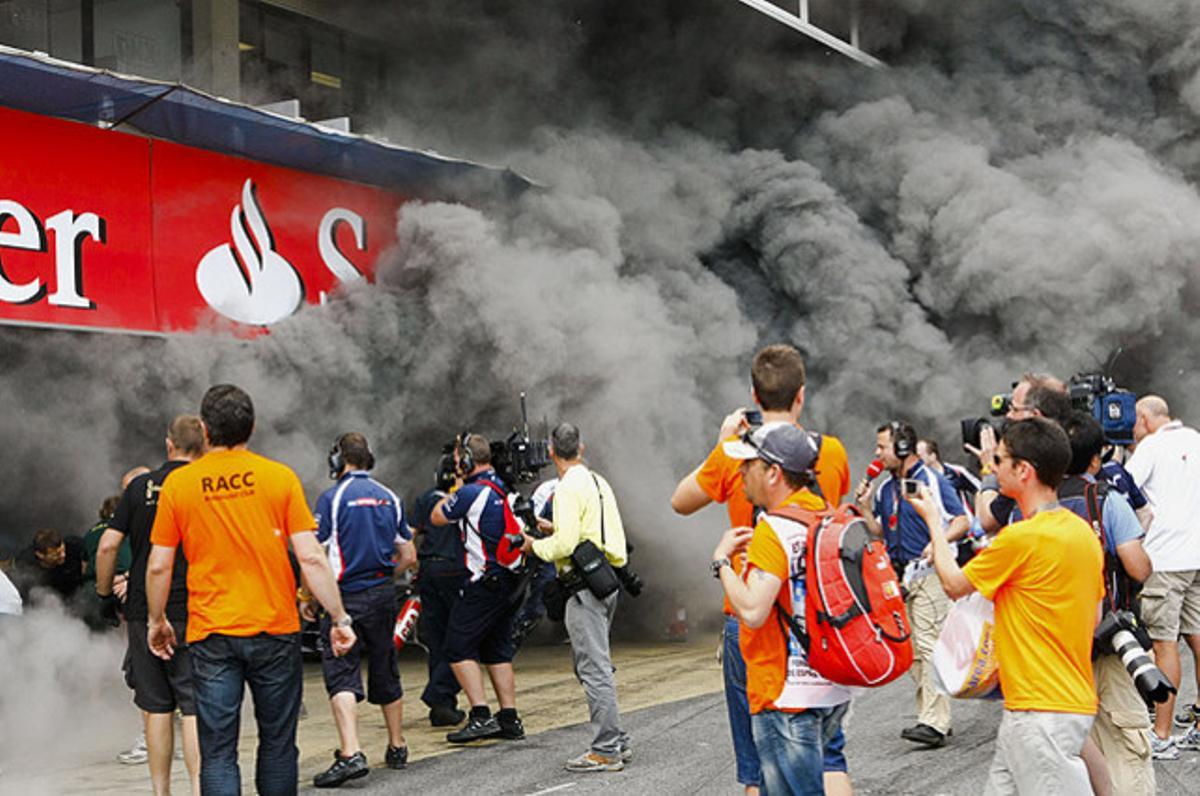 Un incendi sembra el pànic al box de l’escuderia Williams durant la celebració del Gran Premi d’Espanya de F-1, a Montmeló, que va guanyar el veneçolà Pastor Maldonado. L’incident es va saldar amb 31 ferits.