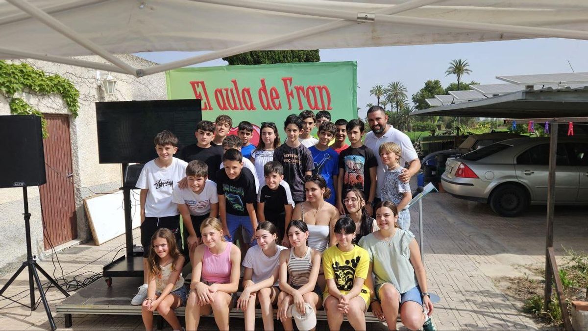 Alumnos tras la experiencia del lanzamiento junto al profesor Fran López