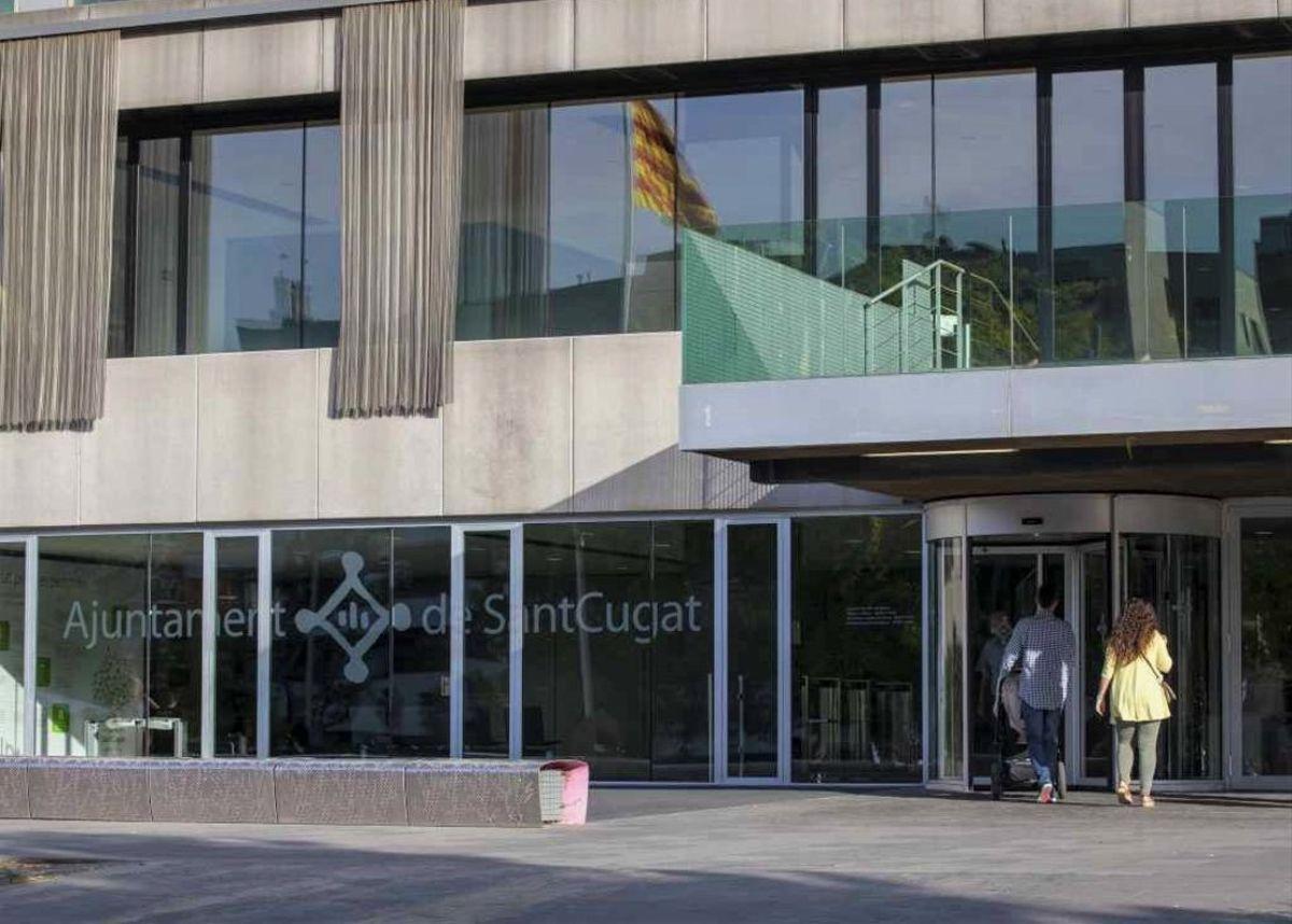 Puerta de entrada del Ayuntamiento de Sant Cugat del Vallès.