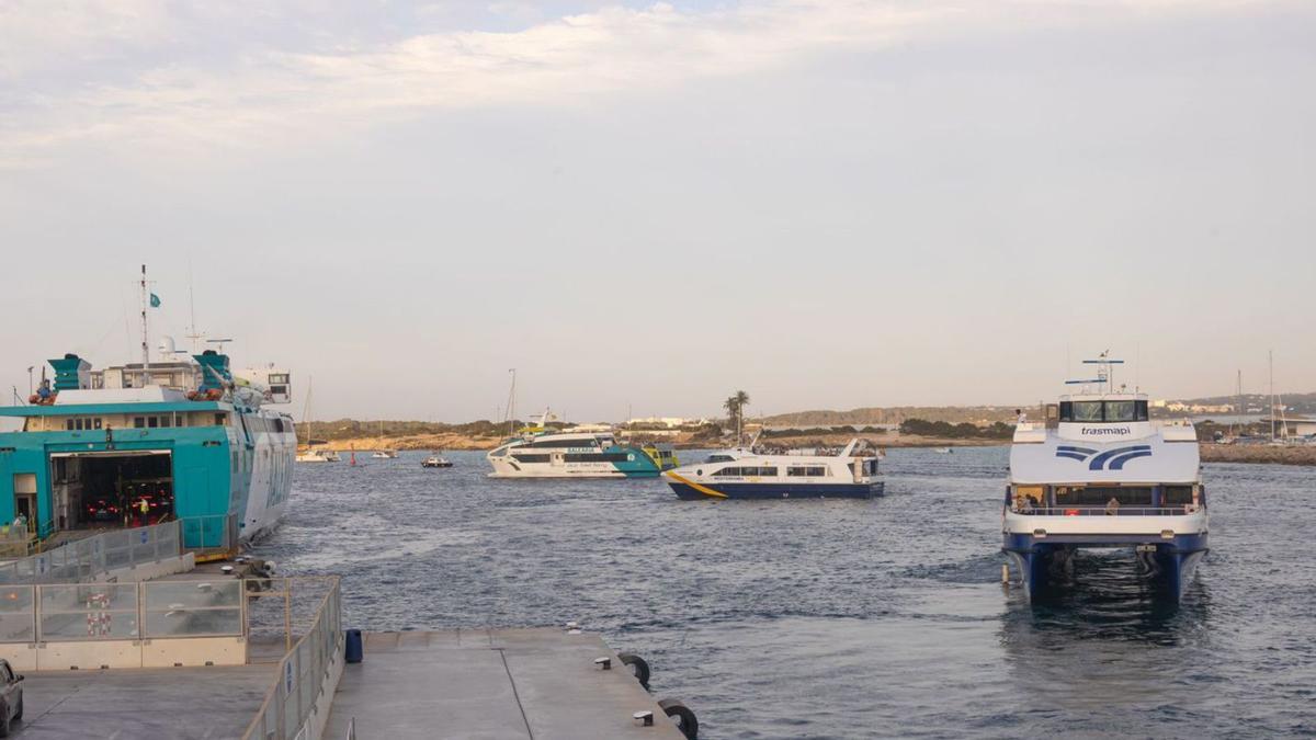 Varios barcos operando en el puerto de la Savina al mismo tiempo.