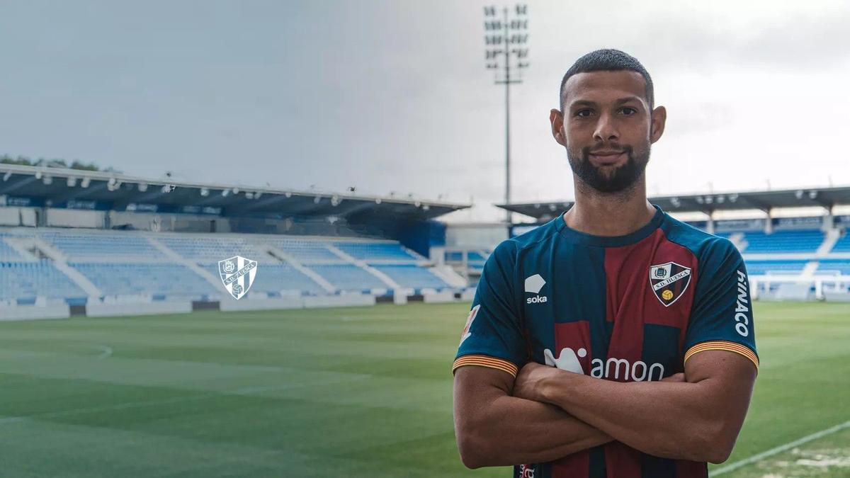 Joaquín Fernández posa con la camiseta de la SD Huesca en El Alcoraz.
