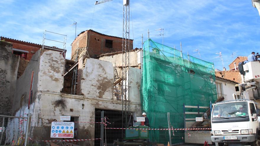 Coria inicia la demolición de viviendas para descubrir parte de la muralla romana