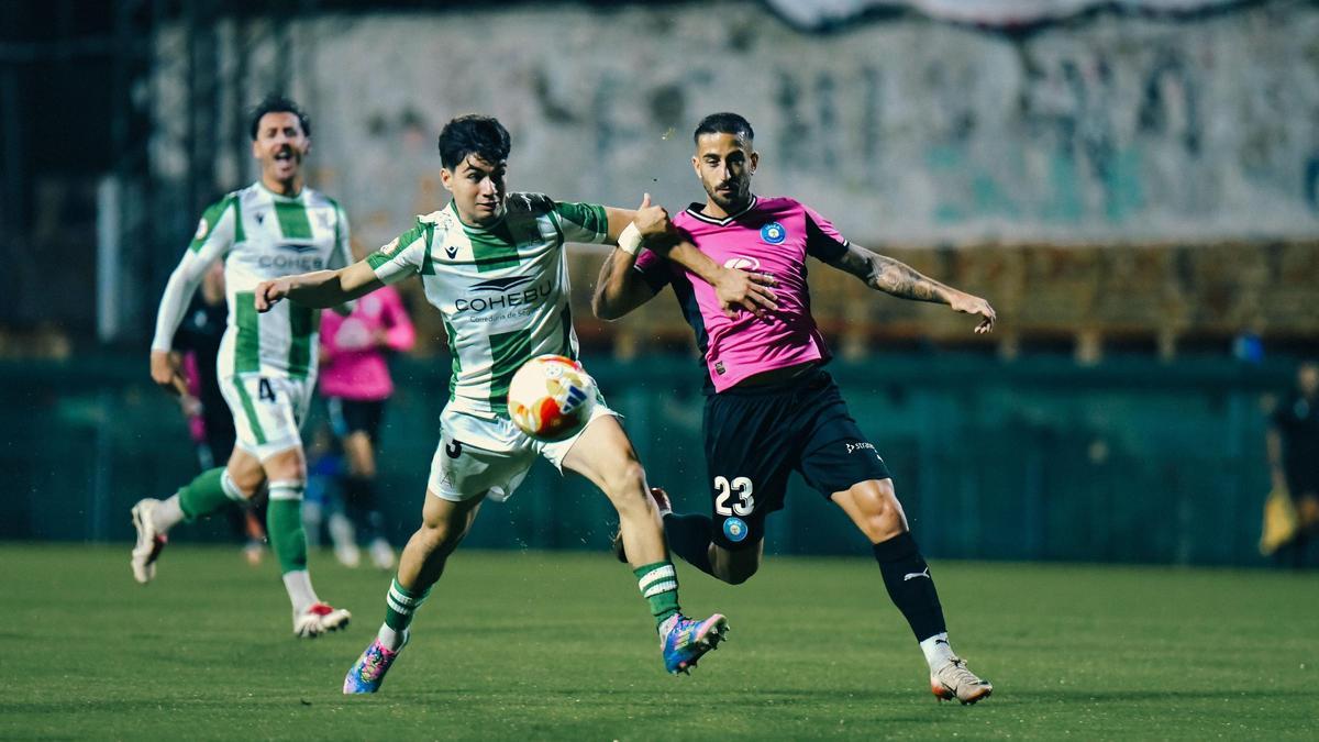 Ernesto Gómez pugna el balón con un jugador del Atlético Sanluqueño.