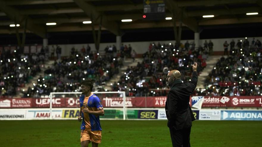Linternas de los móviles encendidas en la grada del Ruta de la Plata durante el partido entre el Zamora CF y el Real Avilés.