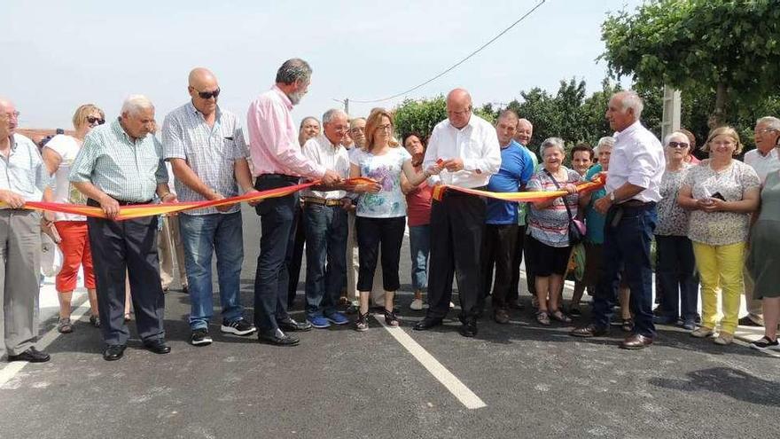 Un momento del corte de la cinta del tramo inaugurado en la travesía de Villanueva de las Peras